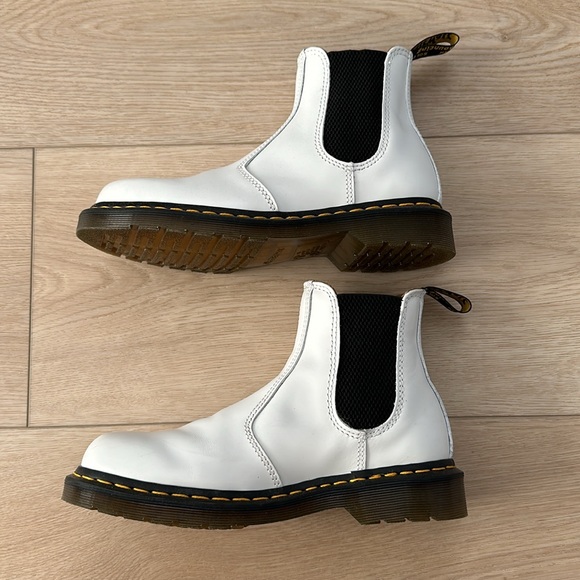 Dr. Martens 2976 Smooth Leather Chelsea Boots - Picture 3 of 11
